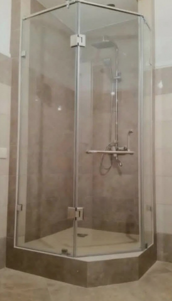 СТЕКЛЯННАЯ ТРАПЕЦИЕВИДНАЯ ДУШЕВАЯ, С РАСПАШНОЙ ДВЕРЬЮ